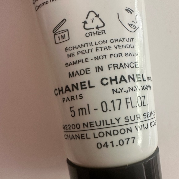 Chanel sample set Hydra beauty x 3 and Le lift eyes x 2 plus cleanser - Picture 6 of 6